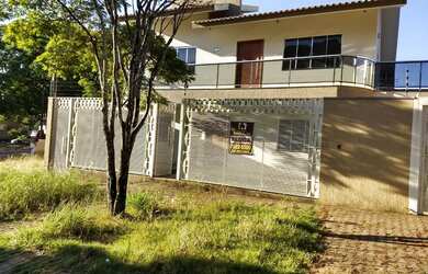 Imagem: A casa possui 4 Dormitórios, 1 Suíte, 4 Banheiros, 263m²