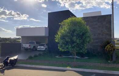 Imagem: A casa possui 3 Dormitórios, 3 Suítes, 1 Vaga na garagem e