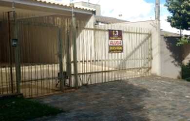 Imagem: A casa possui 2 Dormitórios, 1 Suíte, 1 Vaga na garagem, 210m²