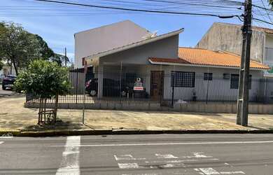 Imagem: A casa possui 3 Dormitórios, 1 Vaga na garagem e está localizado