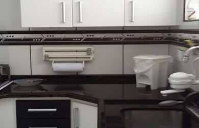 Imagem: A casa possui 3 Dormitórios, 1 Suíte, 1 Banheiro, 2 Vagas