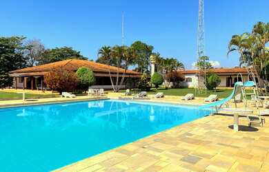 Imagem: A fazenda possui 5 Dormitórios, 4 Suítes, 6 Banheiros e 556600m²