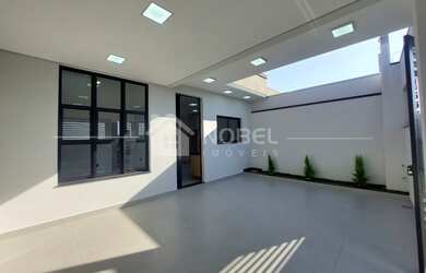 Imagem: A casa possui 3 Dormitórios, 1 Suíte, 2 Vagas na garagem