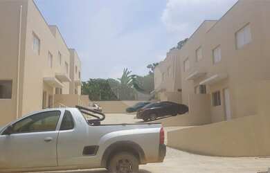 Imagem: A casa possui 2 Dormitórios, 1 Banheiro, 2 Vagas na garagem