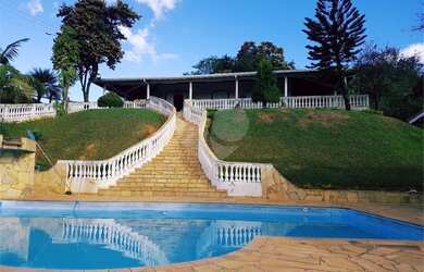 Imagem: A fazenda possui 3 Dormitórios, 1 Suíte, 3 Banheiros, 10 Vagas