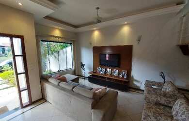 Imagem: A casa possui 3 Dormitórios, 1 Suíte, 2 Banheiros, 4 Vagas