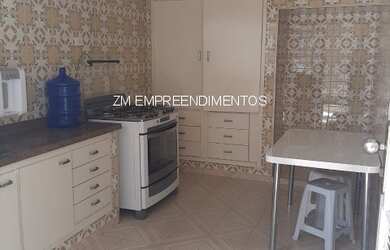 Imagem: A casa possui 3 Dormitórios, 1 Suíte, 2 Banheiros, 323m²