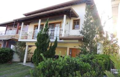 Imagem: A casa possui 4 Dormitórios, 2 Suítes, 3 Banheiros, 4 Vagas