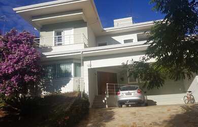 Imagem: A casa em condomínio possui 4 Dormitórios, 4 Suítes, 5 Banheiros