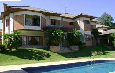 Imagem: A casa em condomínio possui 6 Dormitórios, 5 Suítes, 6 Vagas