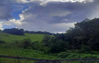 Imagem: A fazenda possui 2 Dormitórios, 1 Banheiro e está localizado