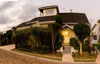 Imagem: A casa em condomínio possui 5 Dormitórios, 5 Suítes, 4 Vagas