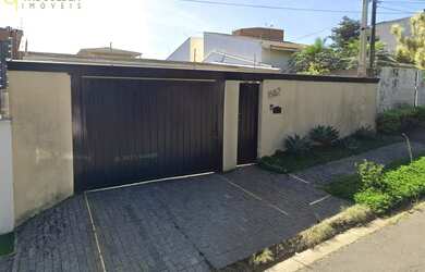 Imagem: A casa possui 3 Dormitórios, 3 Suítes, 2 Banheiros, 4 Vagas