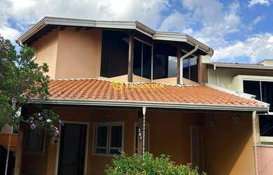 Imagem: A casa em condomínio possui 3 Dormitórios, 2 Suítes, 4 Banheiros