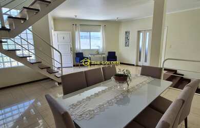 Imagem: A casa em condomínio possui 5 Dormitórios, 2 Suítes, 5 Banheiros