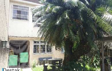 Imagem: A casa possui 7 Dormitórios, 6 Vagas na garagem e 360m² de