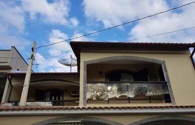 Imagem: A casa possui 3 Dormitórios, 1 Suíte, 2 Banheiros e 2 Vagas