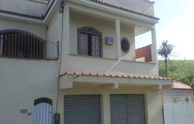 Imagem: 4 dormitórios, 1 suítes, 2 banheiro, 2 vagas na garagem