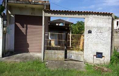 Imagem: A casa possui 2 Dormitórios, 2 Banheiros e 2 Vagas na garagem