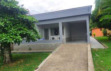 Imagem: A casa possui 4 Dormitórios, 2 Banheiros, 2 Vagas na garagem