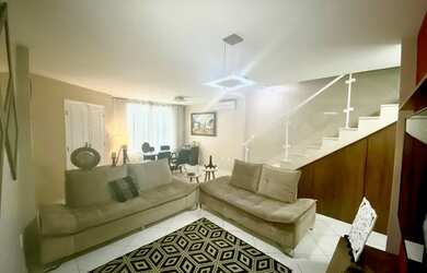 Imagem: A casa possui 4 Dormitórios, 2 Suítes, 5 Banheiros, 2 Vagas