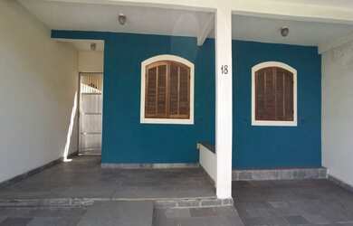 Imagem: A casa possui 3 Dormitórios, 2 Banheiros, 1 Vaga na garagem