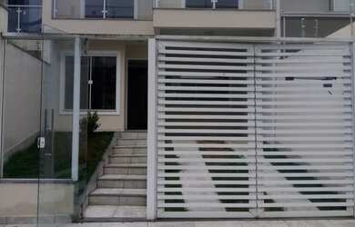 Imagem: A casa possui 3 Dormitórios, 1 Suíte, 3 Banheiros, 2 Vagas