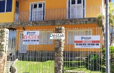 Imagem: A casa possui 4 Banheiros, 2 Vagas na garagem e 360m² de Área