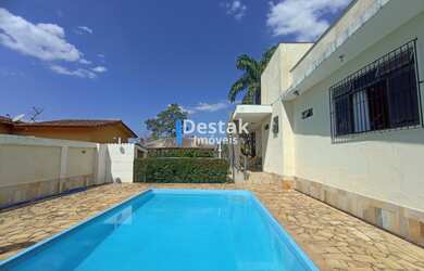 Imagem: A casa possui 4 Dormitórios, 1 Suíte, 3 Banheiros e 3 Vagas