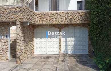 Imagem: A casa possui 4 Dormitórios, 1 Suíte, 2 Banheiros e 270m²