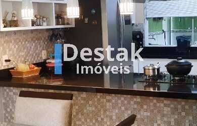 Imagem: A casa possui 3 Dormitórios, 1 Suíte, 2 Banheiros e 2 Vagas