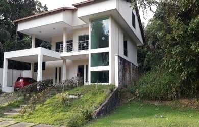 Imagem: A casa em condomínio possui 4 Dormitórios, 4 Suítes e 546m²