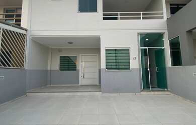 Imagem: A casa em condomínio possui 3 Dormitórios, 2 Suítes, 3 Banheiros