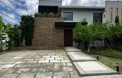 Imagem: A casa em condomínio possui 4 Dormitórios, 4 Suítes, 5 Banheiros