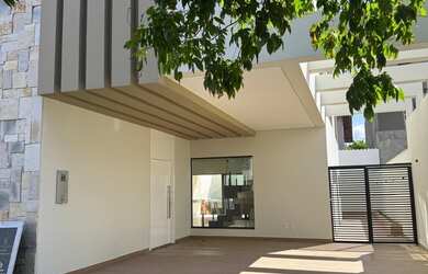 Imagem: A casa em condomínio possui 4 Dormitórios, 3 Suítes, 4 Banheiros