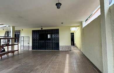 Imagem: A casa possui 3 Dormitórios, 3 Banheiros, 2 Vagas na garagem