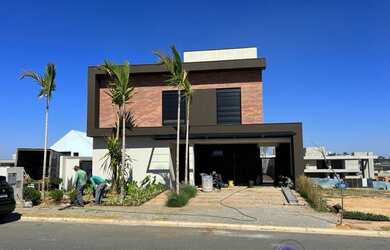 Imagem: A casa em condomínio possui 4 Dormitórios, 4 Suítes, 6 Banheiros