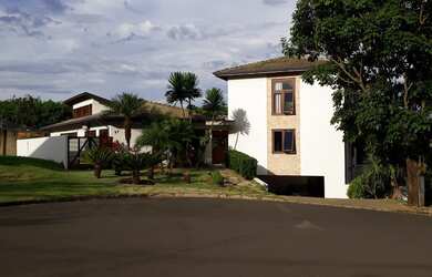 Imagem: A casa em condomínio possui 4 Dormitórios, 4 Suítes, 6 Banheiros