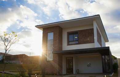 Imagem: A casa possui 3 Dormitórios, 3 Suítes, 5 Banheiros, 4 Vagas