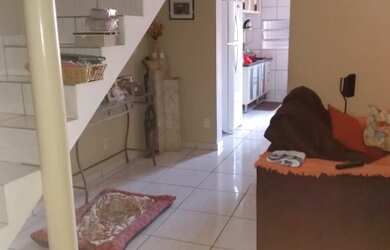 Imagem: A casa possui 3 Dormitórios, 1 Banheiro, 1 Vaga na garagem