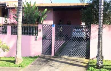 Imagem: A casa possui 3 Dormitórios, 1 Suíte, 2 Banheiros e 300m²