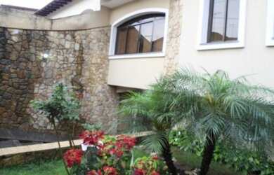 Imagem: A casa possui 3 Dormitórios, 4 Banheiros, 6 Vagas na garagem