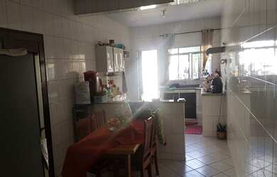 Imagem: A casa possui 3 Dormitórios, 2 Banheiros, 2 Vagas na garagem