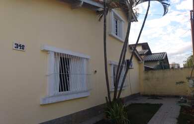 Imagem: A casa possui 4 Dormitórios, 2 Suítes, 450m² de Área, 343m²