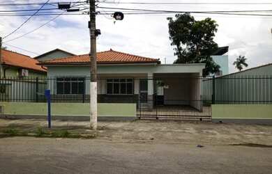 Imagem: A casa possui 3 Dormitórios, 2 Banheiros, 2 Vagas na garagem