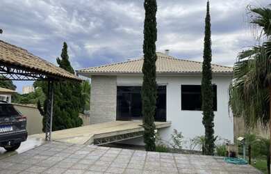 Imagem: A casa possui 4 Dormitórios, 3 Suítes, 7 Banheiros, 4 Vagas