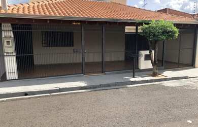 Imagem: A casa possui 4 Dormitórios, 2 Banheiros, 8 Vagas na garagem