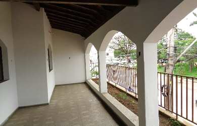 Imagem: A casa possui 4 Dormitórios, 1 Suíte, 140m² de Área Privada