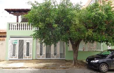 Imagem: A casa possui 4 Dormitórios e 300m² de Área Privada e está