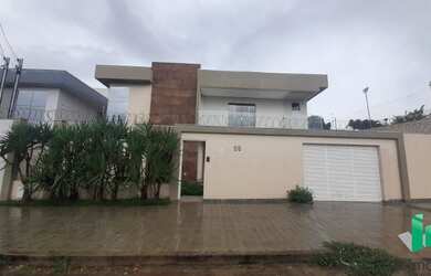 Imagem: A casa possui 3 Dormitórios, 3 Suítes, 2 Vagas na garagem